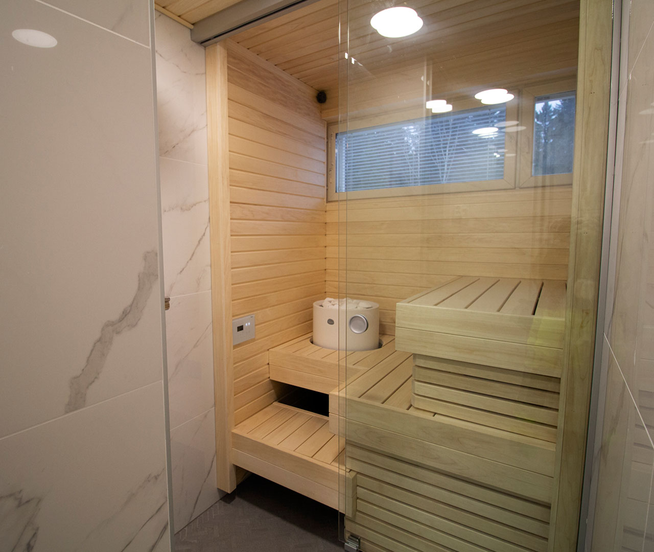 Huoneistossa toteutettiin kylpyhuoneremontti sisältäen myös saunaremontin.