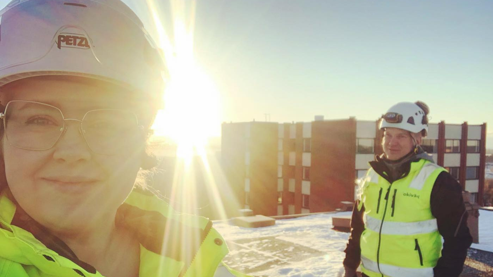 Jokiväri Kuopion työnjohtajia linjasaneerauskohteen katolla.